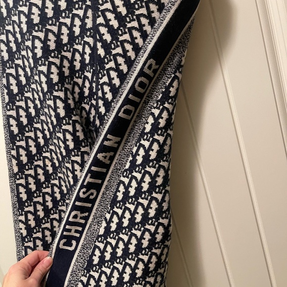 Dior pant 97% cashmere can be worn on 2 sides
Size 4us for waist 70cm - Picture 2 of 7